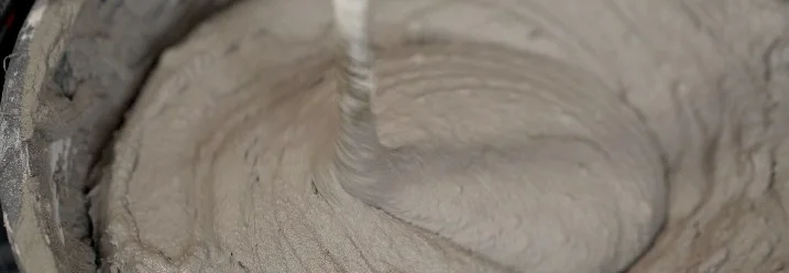 Mörtel wird in einem Eimer gemischt.